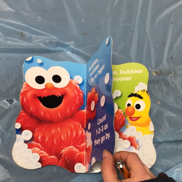 Sesame Street board book  “Bubbles, bubbles” - Picture 7 of 16